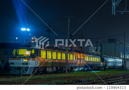 Kiha 85 transfer train arriving at Nishi-Maizuru Station at night Kiha 85 transfer train arriving at Nishi-Maizuru Station at night 119904313