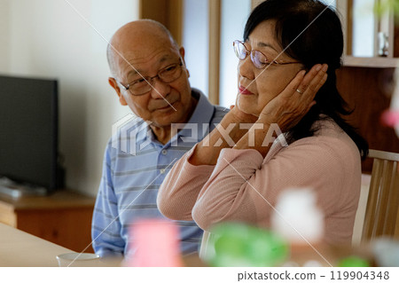 老夫妻在客廳打架 119904348