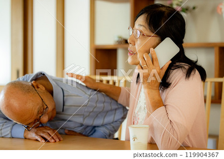 Senior woman making an emergency call on her smartphone 119904367