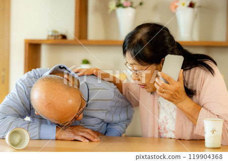 用智慧型手機撥打緊急電話的高階女性 119904368