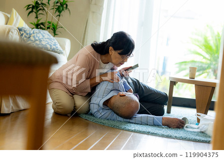 A collapsed senior man and his worried wife 119904375