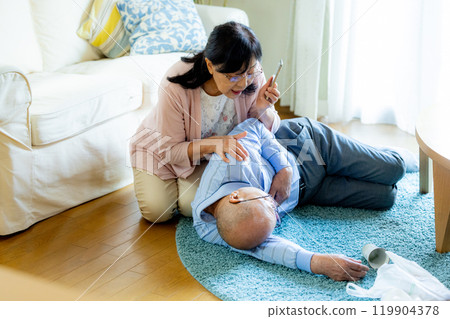 一位倒下的老人和他憂心忡忡的妻子 119904378