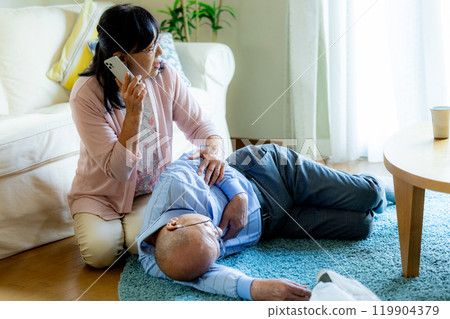 一位倒下的老人和他憂心忡忡的妻子 119904379