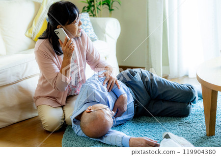 一位倒下的老人和他憂心忡忡的妻子 119904380