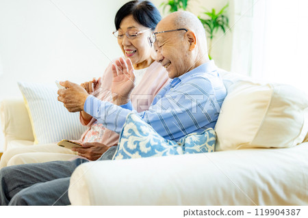 看著智能手機的年長夫婦 119904387