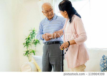 Senior couple care 119904399