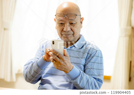 操作智能手機的老人 119904405