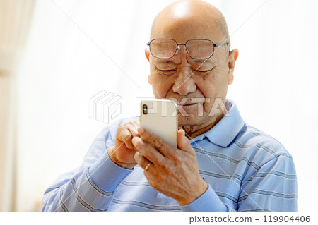 Seniors using smartphones, presbyopia 119904406