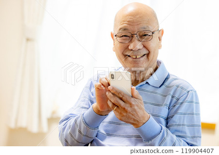 Senior men who operate smartphones 119904407