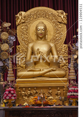 A Buddha statue modeled after the First Turning of the Wheel of Dharma, enshrined in the main hall of a Sri Lankan temple in Sarnath, the holy land of Buddha in India. 119904531