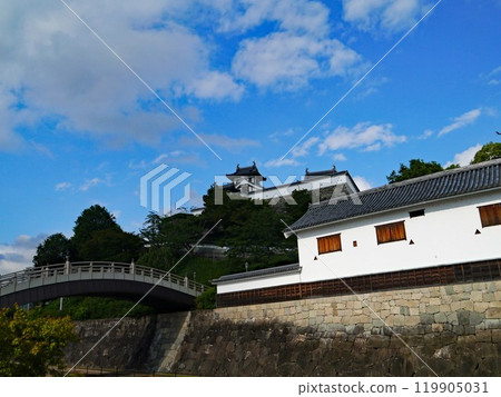 A bridge over the moat (Norikawa) of Fukuchiyama Castle and the white walls of the Akechi Mitsuhide Museum A bridge over the moat (Norikawa) of Fukuchiyama Castle and the white walls of the Akechi Mitsuhide Museum 119905031