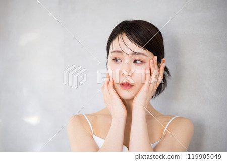 美麗的女人穿著白色的衣服，美麗又美麗的形象。 119905049