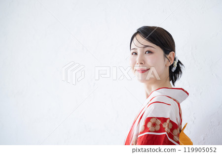 Upper body of a cute woman in a red yukata, copy space on white background 119905052