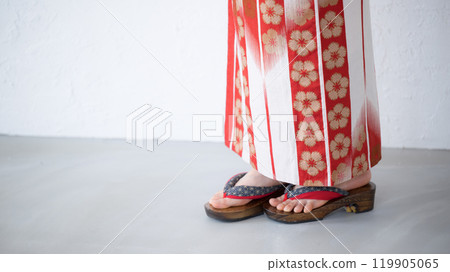 穿著浴衣或和服的女性腳部特寫，沒有臉 119905065