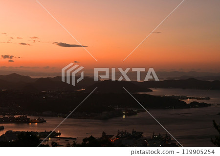 黎明時分從長崎縣弓張岳看到的佐世保港 119905254