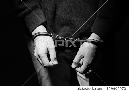 戴手銬的男子（單色） 119906070