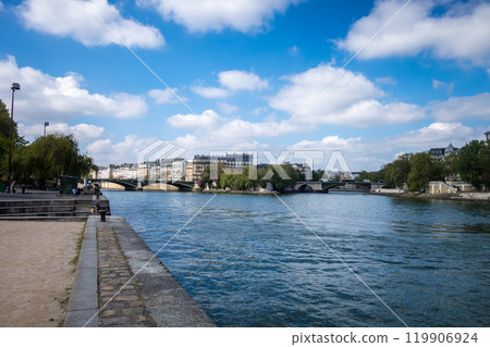Ile Saint-Louis - Saint Louis island - Paris, France 119906924