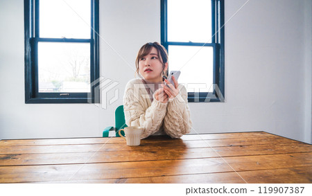 婦女和智能手機 婦女和智能手機 119907387