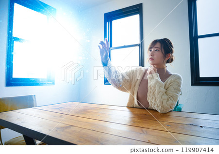 一個女人觸摸全像圖 一個女人觸摸全像圖 119907414