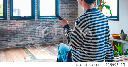 一個有智慧型手機的男人的肖像 一個有智慧型手機的男人的肖像 119907415