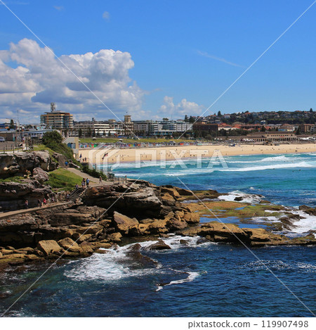 Bondi Beach and blue Pacific Ocean, Sydney. 119907498