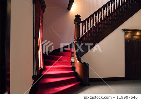 明治時代現代建築中的木樓梯 119907646