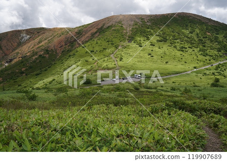 2024年7月26日，從草津白根山頂附近的國道292號山田嶺以南的一座小山上看到的停車場 119907689