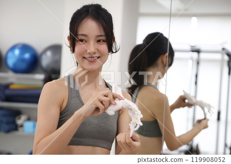 A female trainer explaining using a foot skeletal model 119908052