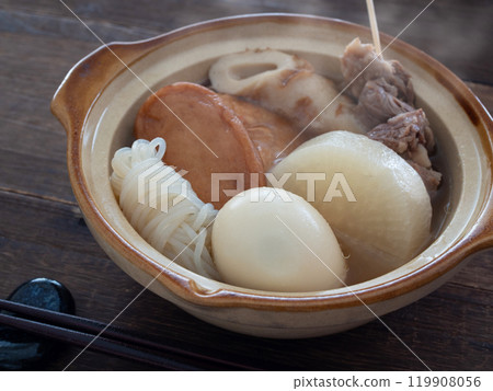 Hot oden in a clay pot 119908056