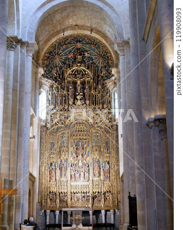 葡萄牙科英布拉舊大教堂的祭壇 119908093