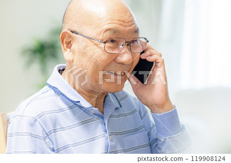 Senior male to talk on smartphone Senior male to talk on smartphone 119908124