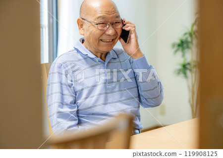 Senior male to talk on smartphone 119908125