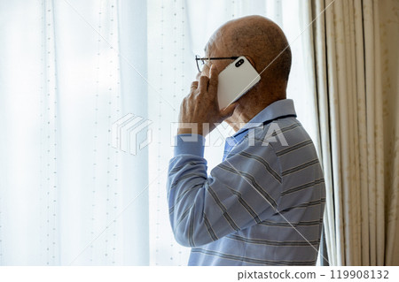 老人邊看外面邊打電話 119908132