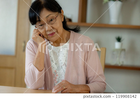 Senior woman sticking her head Senior woman sticking her head 119908142