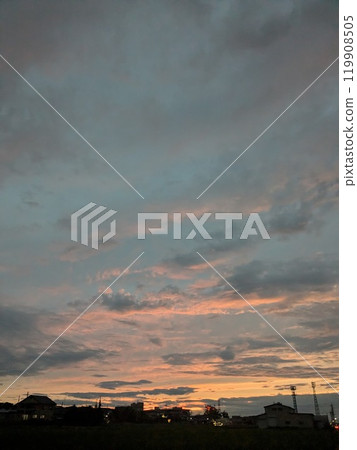 紅色的天空和黃昏的雲彩 紅色的天空和黃昏的雲彩 119908505