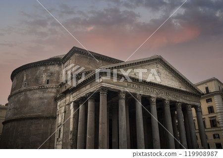 Exterior of Pantheon in Rome under moody sky Exterior of Pantheon in Rome under moody sky 119908987
