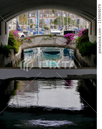 A view of the harbor pier through the arch in Puerto de Mogan, Gran Canaria 119909079