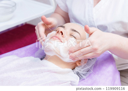 Preparing the girls face for the carboxytherapy procedure. 119909116