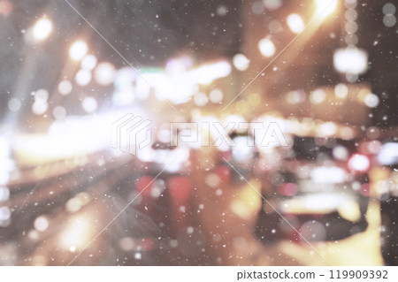 De focused/blur image of city at winter night. Snowflakes with blurred urban abstract traffic background. De focused/blur image of city at winter night. Snowflakes with blurred urban abstract traffic background. 119909392