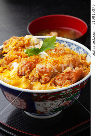 Pork cutlet on rice  119910079