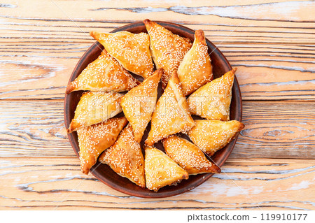 Homemade triangle puff pastry with meat on rustic background . Samosa 119910177