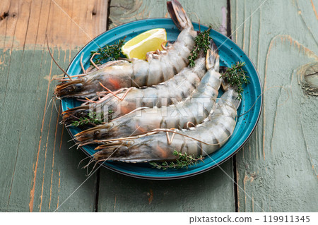 Raw big tiger ( king ) shrimps photography . Top view Raw big tiger ( king ) shrimps photography . Top view 119911345