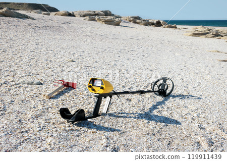 Metal detector on the beach. 119911439