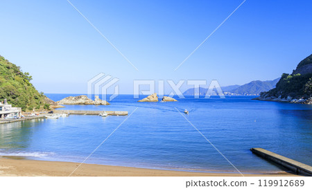 Ishibe in Matsuzaki Town, Shizuoka Prefecture, famous for Ushitsukiiwa Rock and Mount Fuji floating in Suruga Bay 119912689