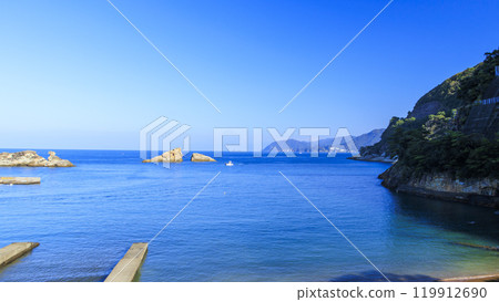 Ishibe in Matsuzaki Town, Shizuoka Prefecture, famous for Ushitsukiiwa Rock and Mount Fuji floating in Suruga Bay Ishibe in Matsuzaki Town, Shizuoka Prefecture, famous for Ushitsukiiwa Rock and Mount Fuji floating in Suruga Bay 119912690