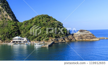Ishibe in Matsuzaki Town, Shizuoka Prefecture, famous for Ushitsukiiwa Rock and Mount Fuji floating in Suruga Bay Ishibe in Matsuzaki Town, Shizuoka Prefecture, famous for Ushitsukiiwa Rock and Mount Fuji floating in Suruga Bay 119912693
