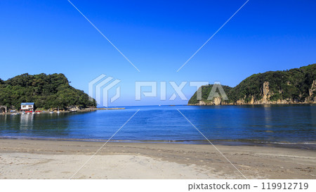 岩石海岸，蔚藍的大海和天空，昭示著東方蔚藍海岸 119912719