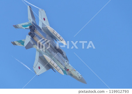 航空自衛隊侵略者部隊的F-15在航空節上進行機動飛行 航空自衛隊侵略者部隊的F-15在航空節上進行機動飛行 119912793