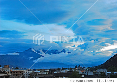 中國,雲南省,世界文化遺產麗江古城和玉龍雪山的黎明 中國,雲南省,世界文化遺產麗江古城和玉龍雪山的黎明 119912864