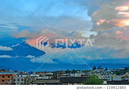 中國，雲南省，世界文化遺產麗江古城和玉龍雪山的黎明 119912865